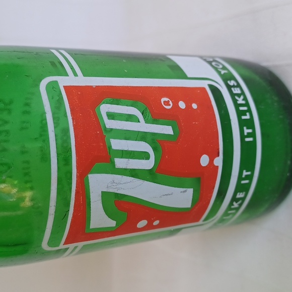 Vintage 7 Up 7 Oz. Glass Pop/Soda Bottle - Picture 2 of 6